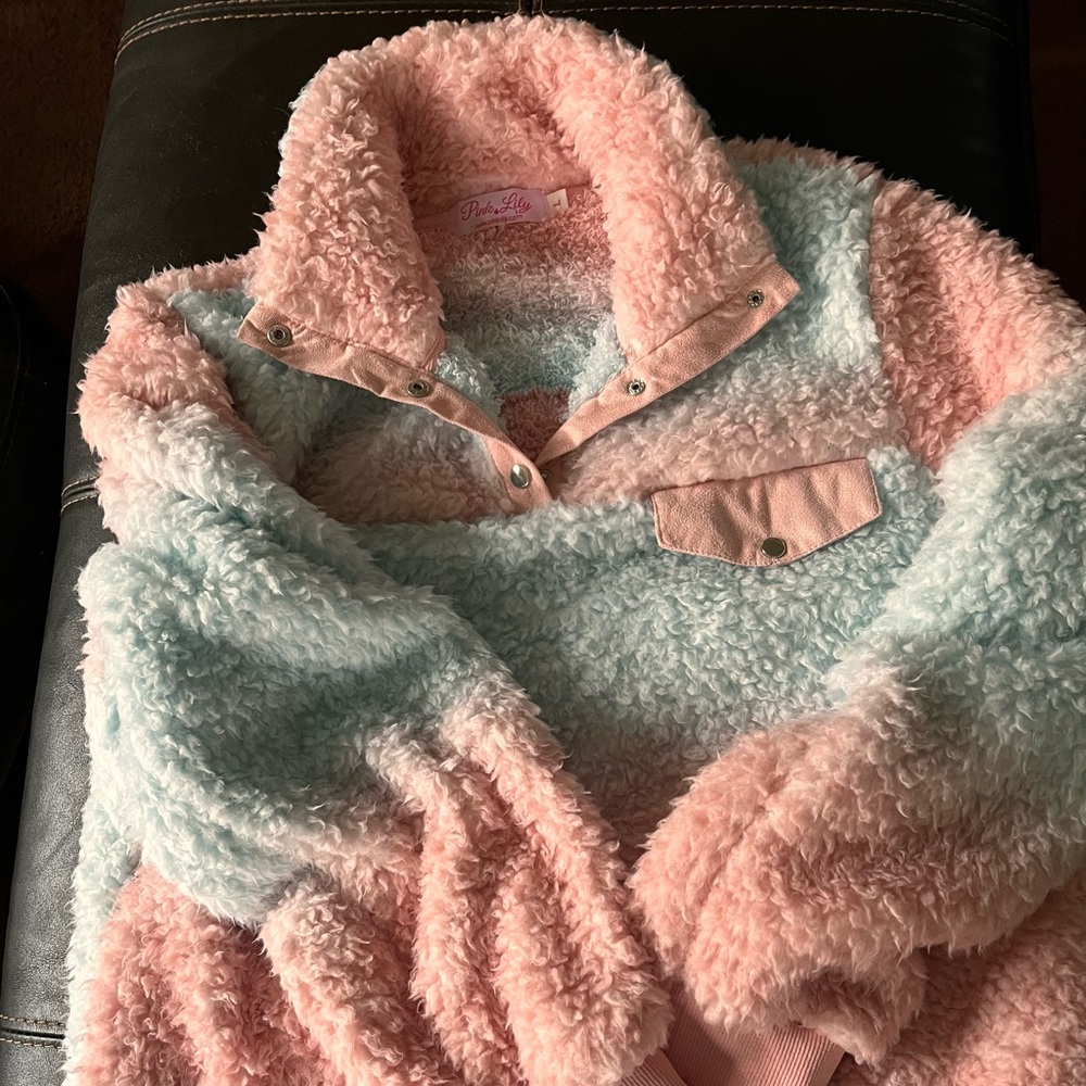 Women’s size Large cotton Candy color Sherpa, never worn!